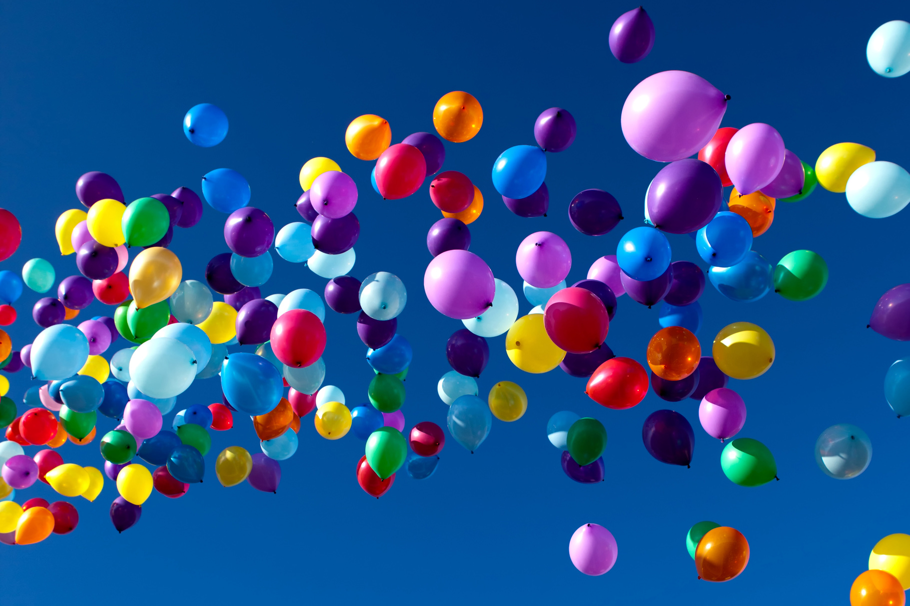 Luftballons fliegen durch die Luft